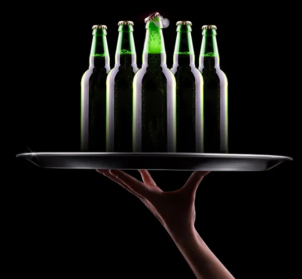 Kellnerhand und Tablett mit Bier — Stockfoto