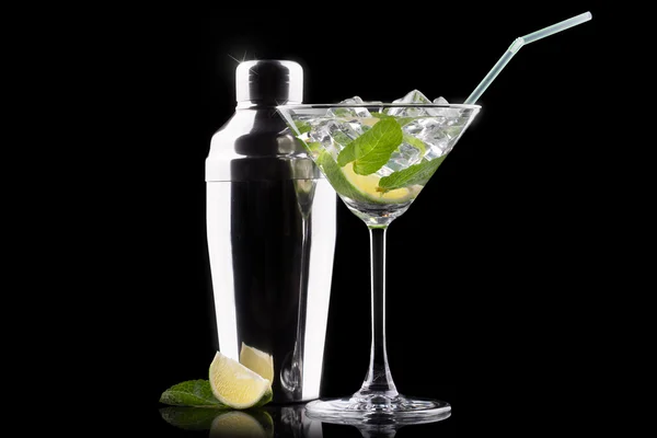 Mojito di cocktail su un nero — Foto Stock