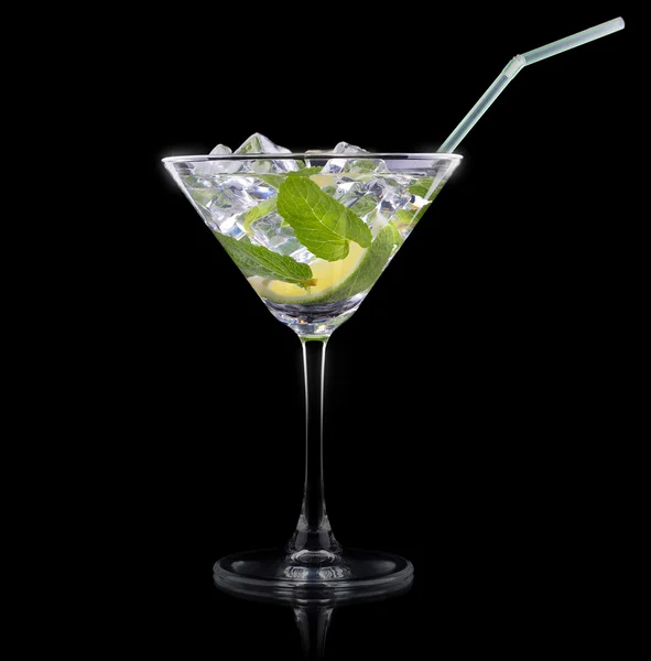 Cocktail-Mojito auf einem schwarzen — Stockfoto