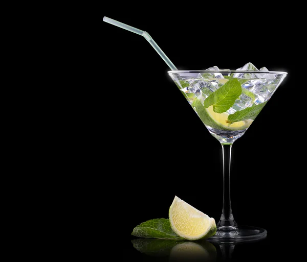 Mojito de cóctel sobre un negro — Foto de Stock