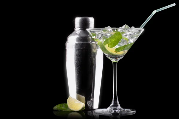 Cocktail mojito på en svart — Stockfoto