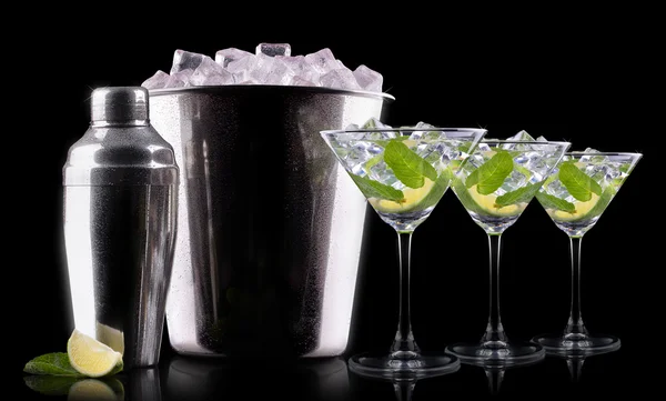 Mojito di cocktail su un nero — Foto Stock