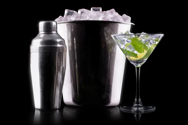 Mojito di cocktail su un nero — Foto Stock