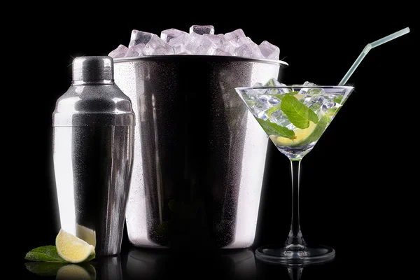 Mojito di cocktail su un nero — Foto Stock