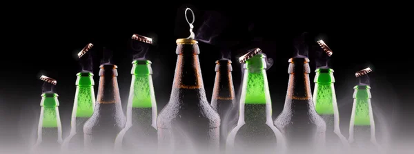 Flaskor öl på is — Stockfoto