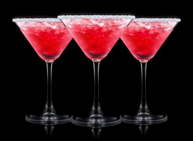 Berry üzerinde siyah bir soğutucu kokteyl