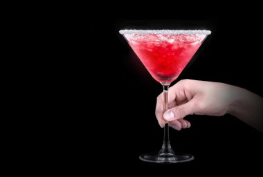 Berry üzerinde siyah bir soğutucu kokteyl
