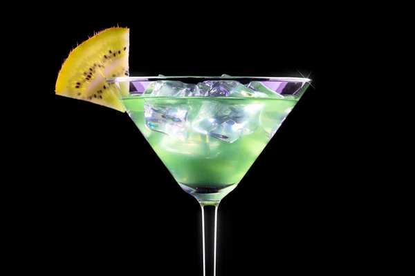 Smoothie cocktail, con fette di kiwi su un nero — Foto Stock