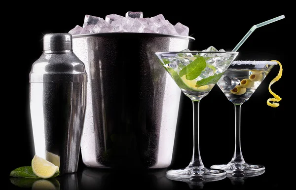 Martini de coquetel e mojito em um preto — Fotografia de Stock