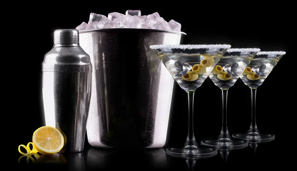 Koktajl martini na czarnym — Zdjęcie stockowe