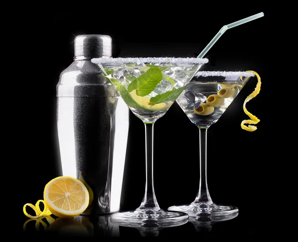 Cocktail di alcool messo su un nero — Foto Stock