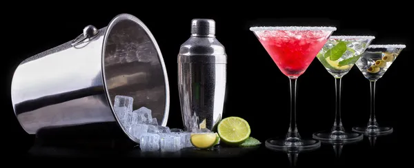 Cocktail de alcool setat pe un negru — Fotografie, imagine de stoc