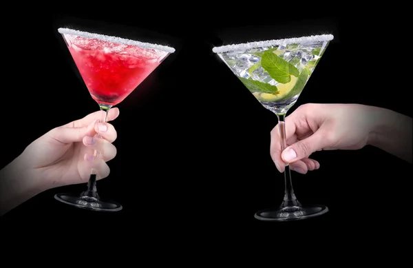 Cocktail di alcool messo su un nero — Foto Stock