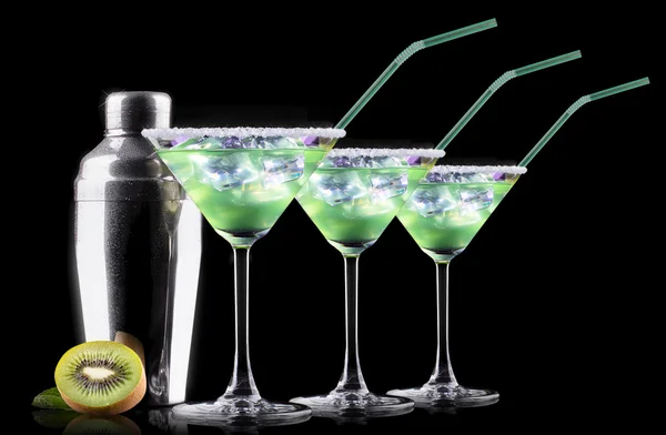 Cocktail Smoothie, with slices of kiwi on a black — Stock Photo, Image