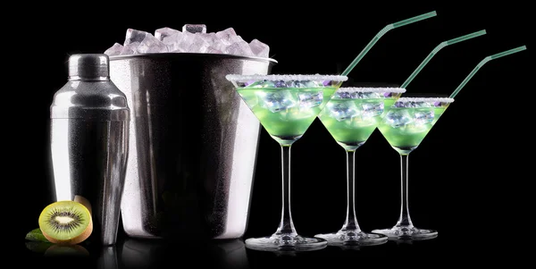 Cocktail smoothie, med skivor av kiwi på en svart — Stockfoto