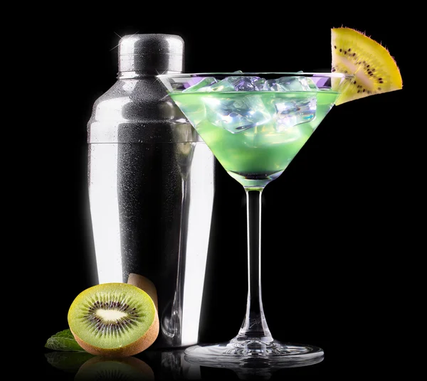 Smoothie cocktail, con fette di kiwi su un nero — Foto Stock