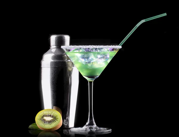 Cocktail-Smoothie mit Kiwi-Scheiben auf einem schwarzen — Stockfoto