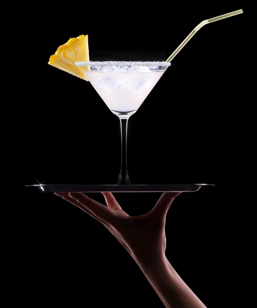 Pina colada cocktail op een ober hand — Stockfoto