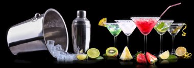 alkol kokteyli ile yaz meyve ayarla