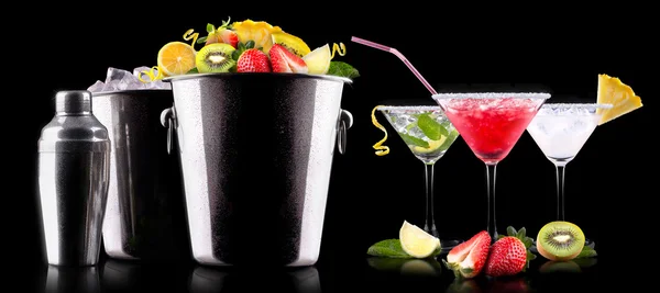 Alkohol-Cocktail mit Sommerfrüchten — Stockfoto