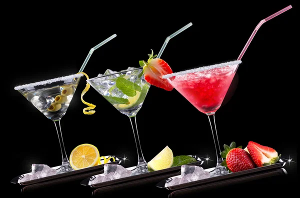 Cocktail de álcool definido em um preto — Fotografia de Stock