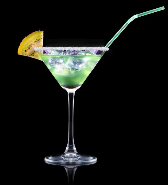 Cocktail smoothie, met segmenten voor kiwi op een zwart — Stockfoto