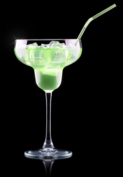 Cocktail-Smoothie mit Kiwi-Scheiben auf einem schwarzen — Stockfoto
