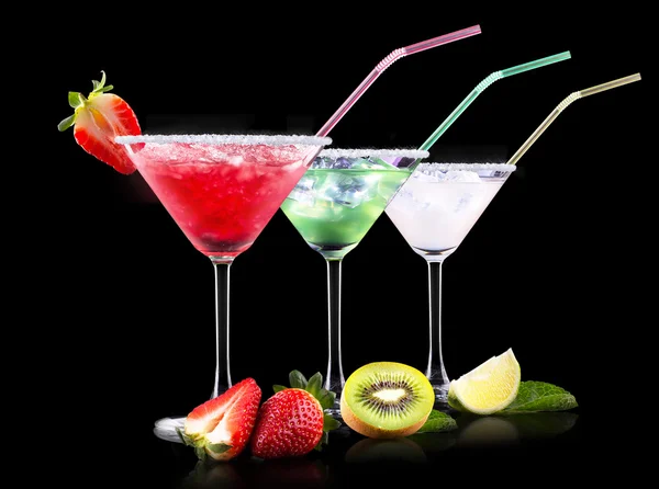 Cocktail alcolico con frutta estiva — Foto Stock