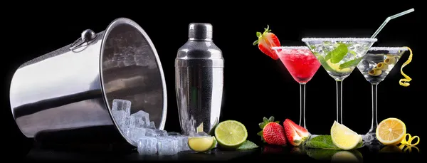 Набір алкогольних коктейлів з літніми фруктами — стокове фото