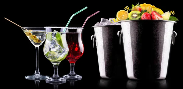 Alkohol-Cocktail mit Sommerfrüchten — Stockfoto