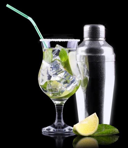 Mojito di cocktail su un nero — Foto Stock