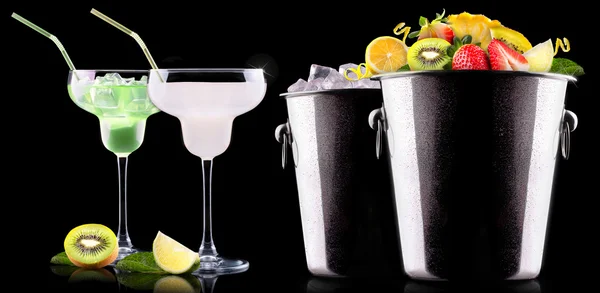 Set de cócteles de alcohol con frutas de verano — Foto de Stock