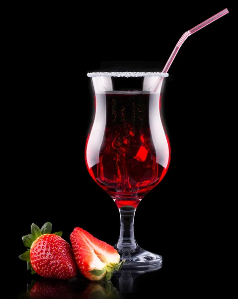 Berry üzerinde siyah bir soğutucu kokteyl — Stok fotoğraf