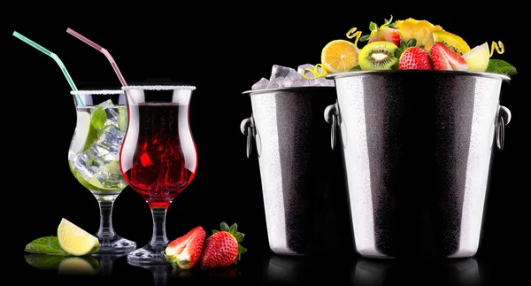Алкогольный коктейль с летними фруктами — стоковое фото