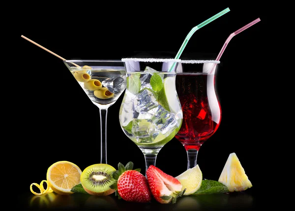 Set de cócteles de alcohol con frutas de verano —  Fotos de Stock