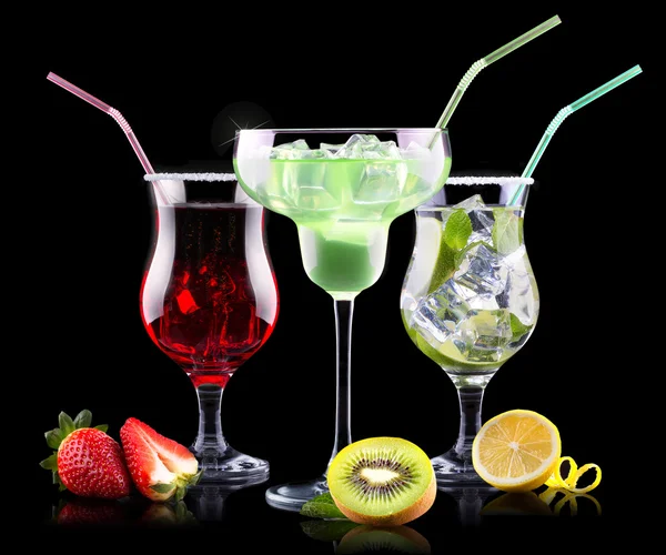Alkol kokteyli ile yaz meyve ayarla — Stok fotoğraf