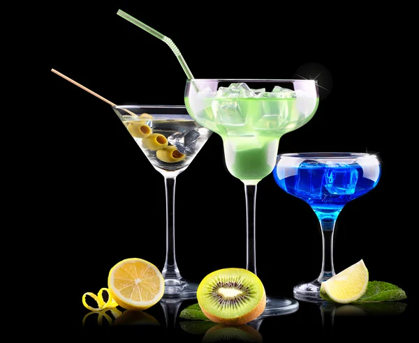 Coquetel de álcool com frutas de verão — Fotografia de Stock