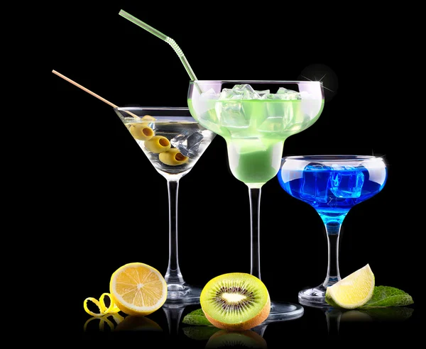 Alkohol-Cocktail mit Sommerfrüchten — Stockfoto