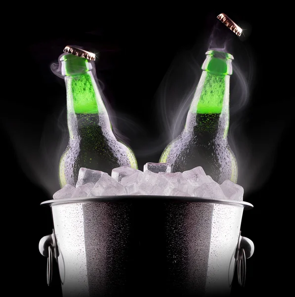 Garrafas de cerveja em balde de gelo — Fotografia de Stock