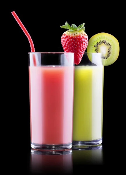 Frutas saborosas de verão com suco em vidro — Fotografia de Stock