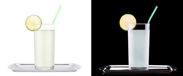 Köstlicher Zitronensaft im Glas und Limetten — Stockfoto