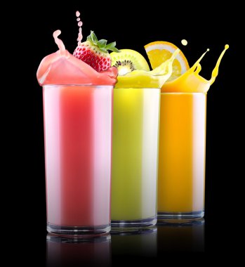 frutas de verano sabroso con zumo de vidrio