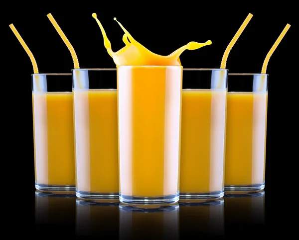 Jus d'orange frais en verre avec éclaboussures — Photo