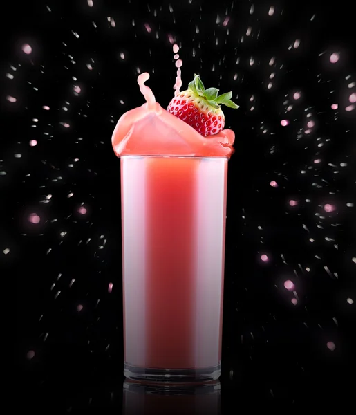 Smoothies von Erdbeere im Glas mit Spritzer — Stockfoto
