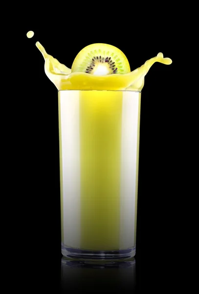 Smoothies för kiwi i glas med färgstänk — Stockfoto