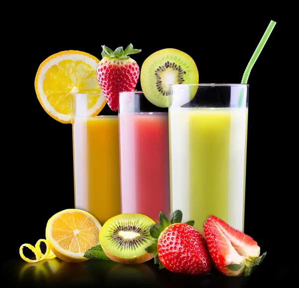 Välsmakande sommar frukt med juice i glas — Stockfoto