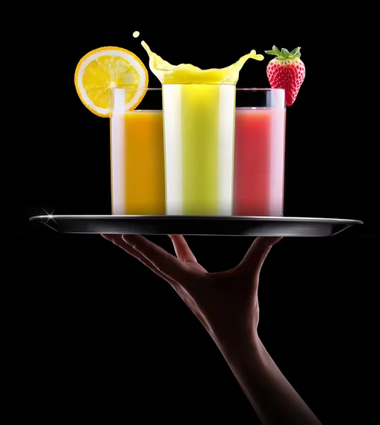 Sabrosas bebidas de frutas de verano con salpicaduras en la bandeja — Foto de Stock