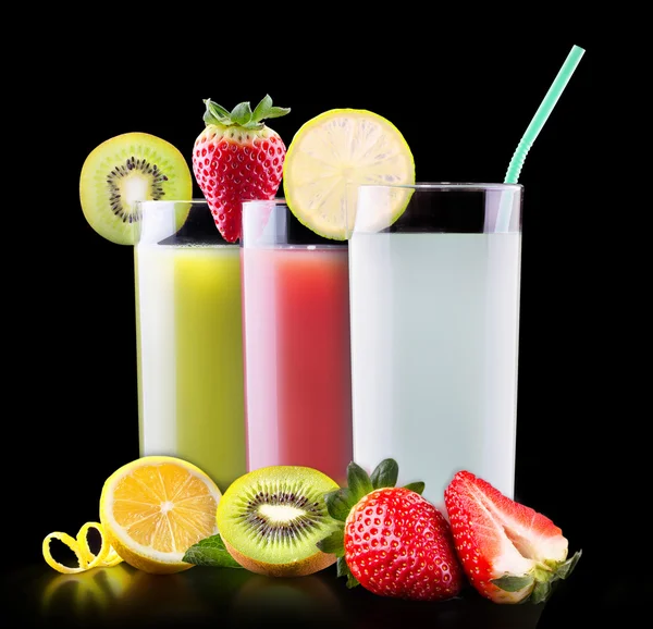 Smakfull sommerfrukt med juice i glass – stockfoto