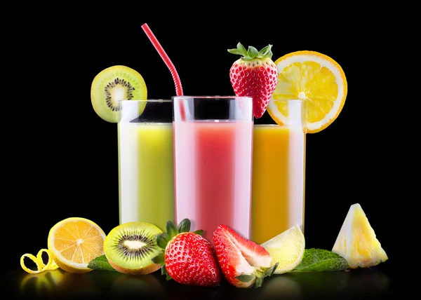 Välsmakande sommar frukt med juice i glas — Stockfoto