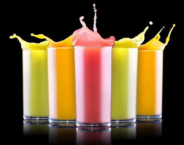 Sabrosas bebidas de frutas de verano en vaso con salpicadura — Foto de Stock